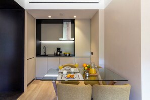 Appartement, 1 queensize bed met slaapbank | Privékeuken | Een koelkast met diepvriezer, een microgolfoven, een kookplaat