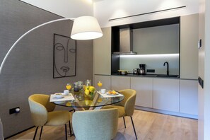 Apartemen Superior, 1 Tempat Tidur Queen dengan tempat tidur Sofa | Dapur pribadi | Lemari es besar, microwave, kompor, dan mesin pembuat kopi/teh
