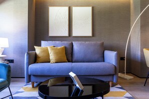Apartemen Superior, 1 Tempat Tidur Queen dengan tempat tidur Sofa | Area keluarga | Televisi layar datar 30-inci dengan saluran TV digital