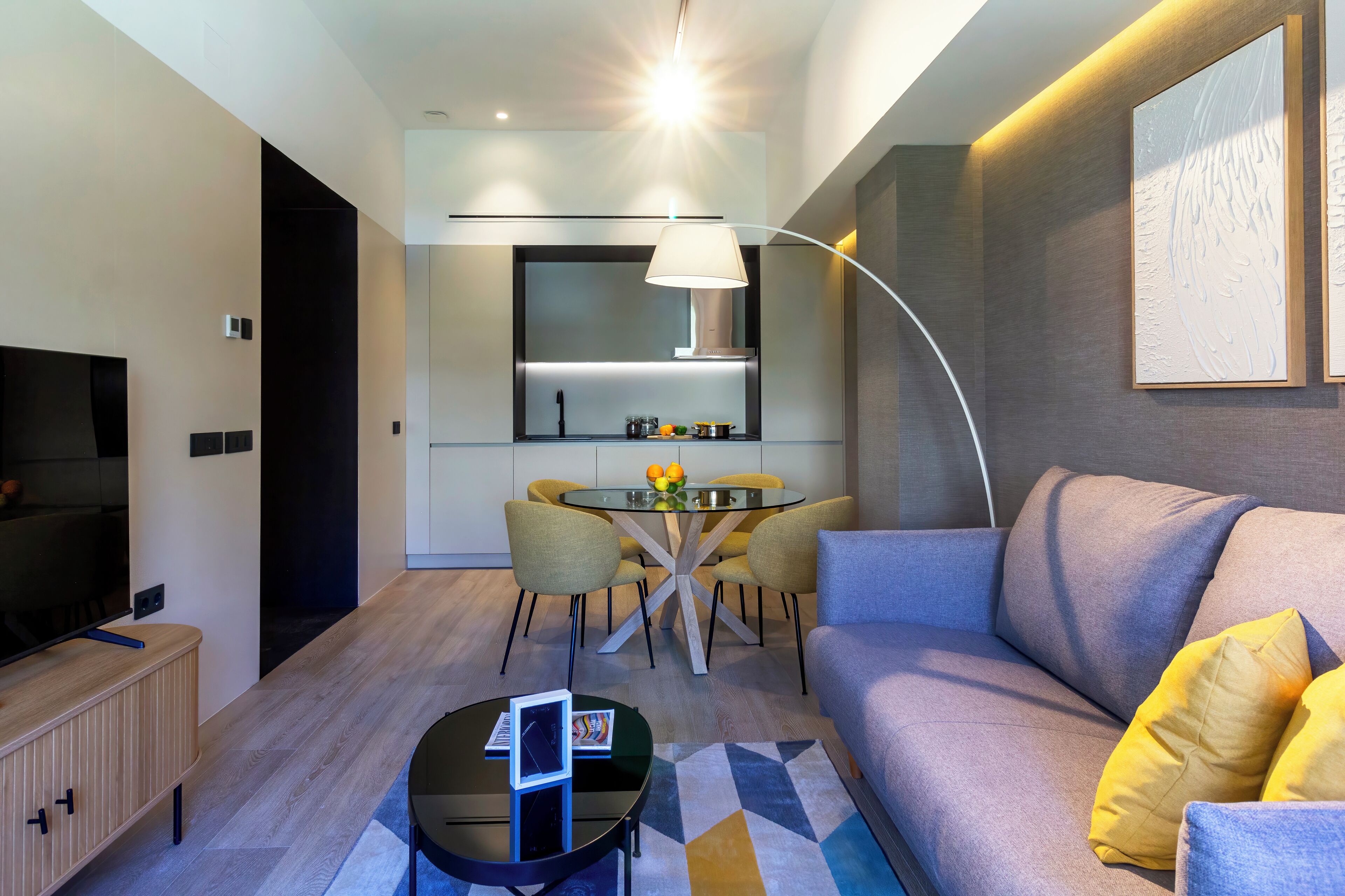 Apartamento superior, 1 cama de matrimonio con sofá cama | Zona de estar | Televisión de pantalla plana de 30 pulgadas con canales digitales