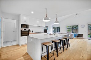 Geladeira, micro-ondas, fogão, cooktop