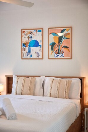 3 bedrooms, iron/ironing board, travel crib, WiFi - Salt Air Hideaway with Lush Backyard (Torquay)
