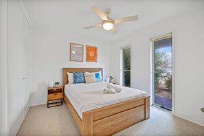 3 Schlafzimmer, Schreibtisch, Bügeleisen/Bügelbrett, Reisekinderbett