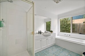 Hair dryer - Salt Air Hideaway with Lush Backyard (Torquay)