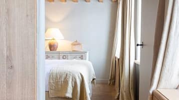 2 bedrooms, desk, iron/ironing board, WiFi