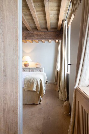 2 bedrooms, desk, iron/ironing board, WiFi