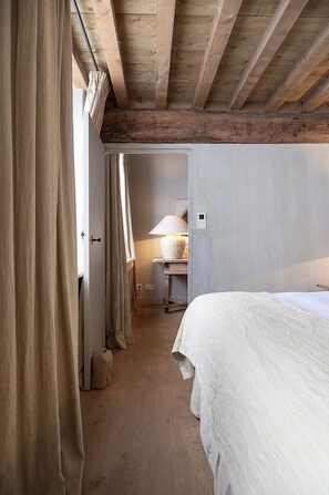 2 bedrooms, desk, iron/ironing board, WiFi