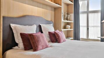 1 dormitorio, escritorio, tabla de planchar con plancha y cuna de viaje