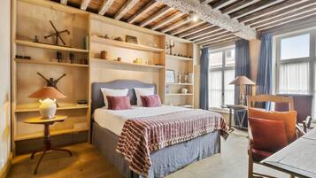 1 dormitorio, escritorio, tabla de planchar con plancha y cuna de viaje