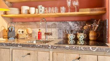 Fridge, stovetop, dishwasher, coffee/tea maker