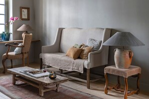 Smart TV, chimenea y libros
