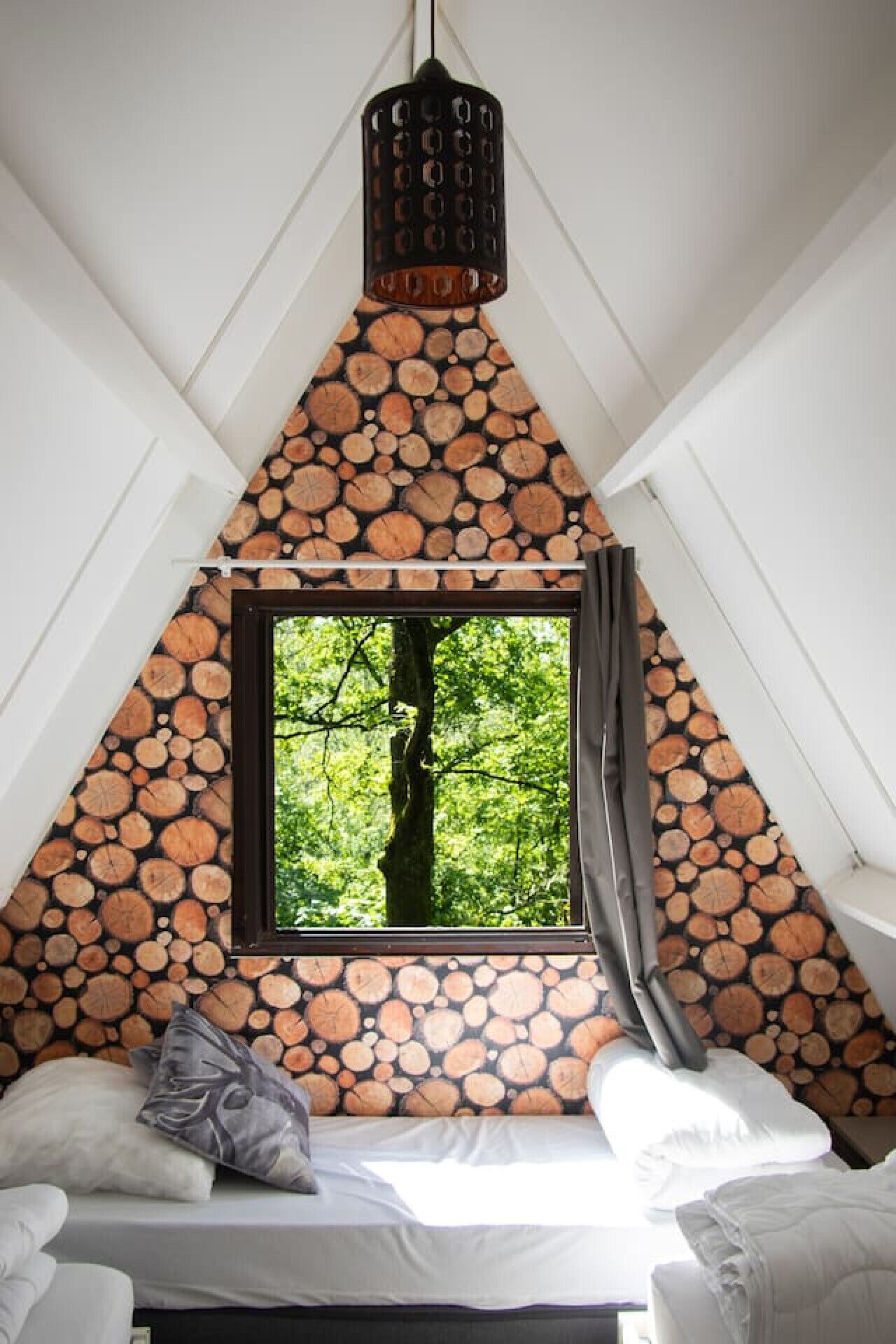 2 slaapkamers, een bureau, een strijkplank/strijkijzer, reisbedje