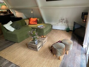 Smart TV, fireplace, stereo