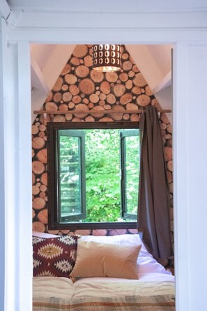 2 bedrooms, desk, iron/ironing board, travel cot