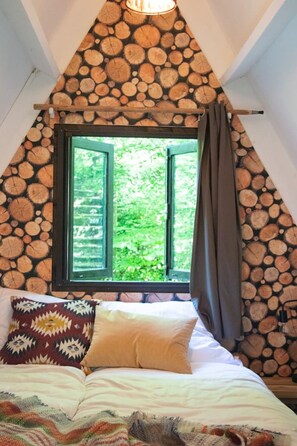 2 bedrooms, desk, iron/ironing board, travel cot