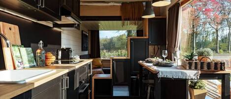 Réfrigérateur, micro-ondes, four, cafetière/bouilloire