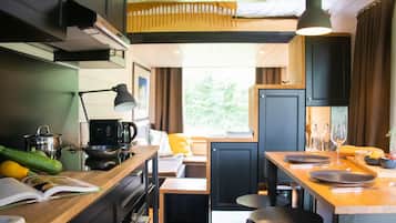 Fridge, microwave, oven, coffee/tea maker