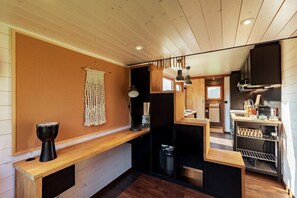 Geladeira, micro-ondas, fogão, cafeteira/chaleira