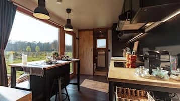 Kühlschrank, Mikrowelle, Ofen, Wasserkocher mit Kaffee-/Teezubehör