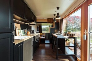Een koelkast, een microgolfoven, een oven