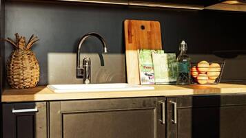 Fridge, microwave, oven, coffee/tea maker