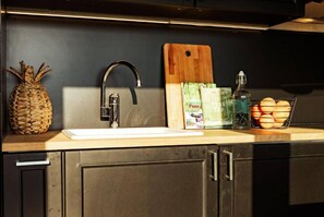 Jääkaappi, mikroaaltouuni, uuni, kahvin-/teenkeitin