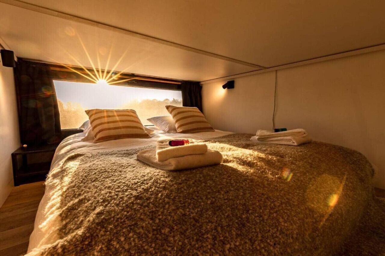 1 slaapkamer, een bureau, beddengoed