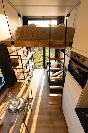 1 slaapkamer, een bureau, beddengoed