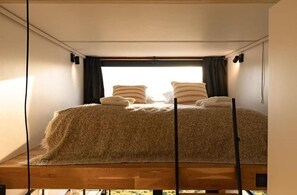 1 Schlafzimmer, Schreibtisch, Bettwäsche