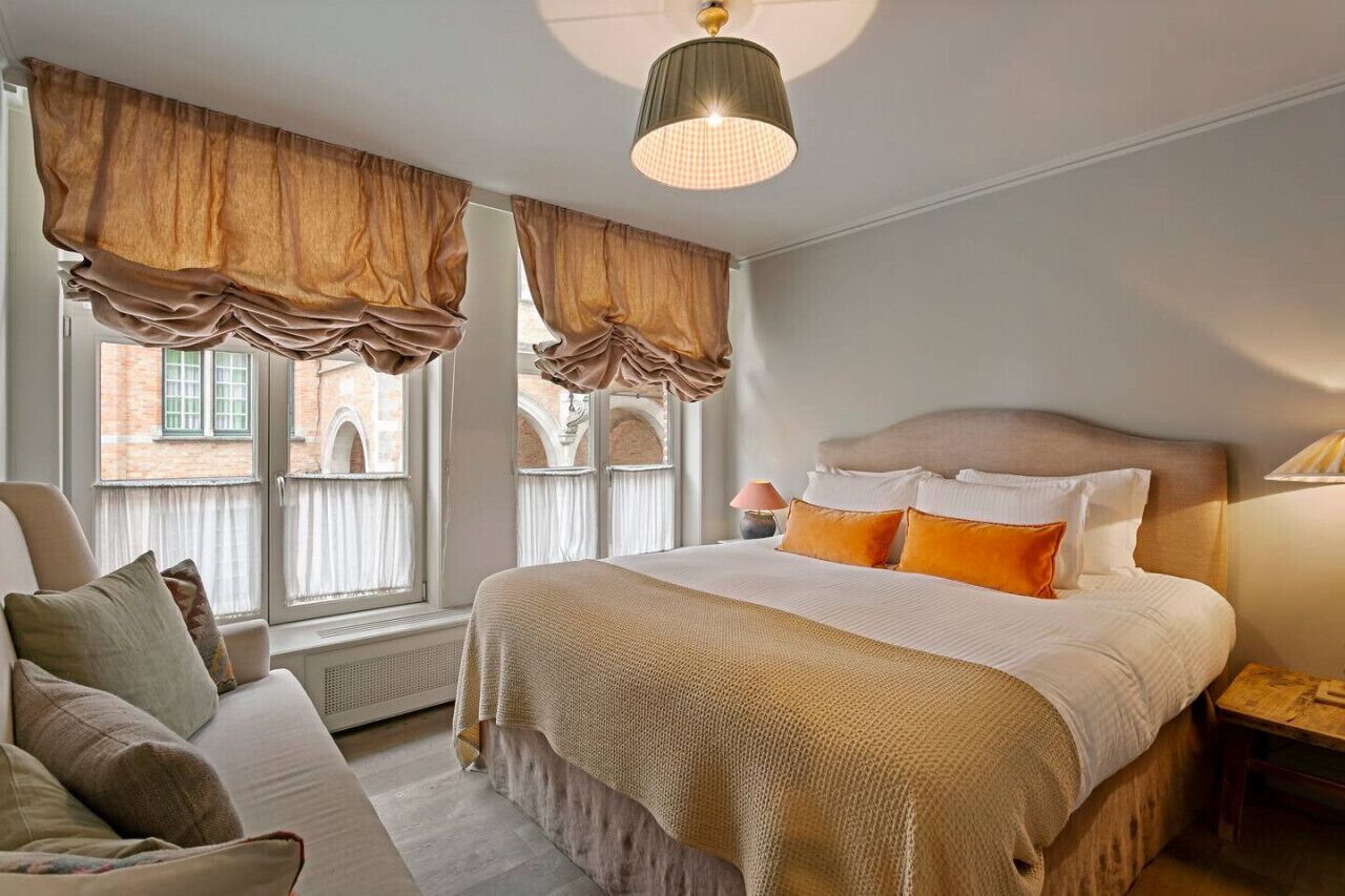 2 makuuhuonetta, työpöytä, silitysrauta/-lauta, vauvan matkasänky