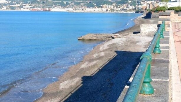A coastal walkway with a stone railing and a clear view of the sea. - Comeacasa. (Salerno)