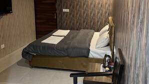 Un dormitorio moderno con una cama, un escritorio y una silla.