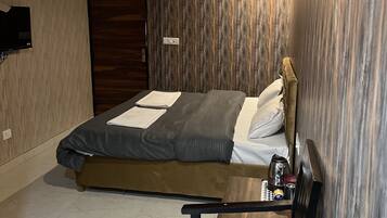 Standard Room | Desk, soundproofing, free WiFi, bed sheets