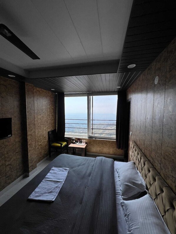 Standard Room | Desk, soundproofing, free WiFi, bed sheets - Hotel Mussoorie Gold Mary (Dehradun)