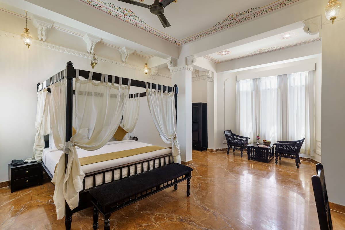 1 habitación, caja de seguridad en la habitación y escritorio