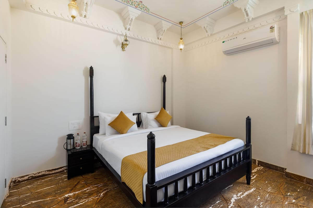 1 habitación, caja de seguridad en la habitación y escritorio