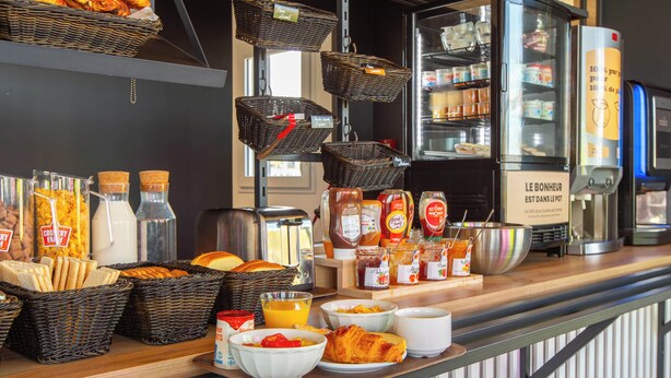 Un bufé de desayuno con diversas opciones de comida y bebidas.