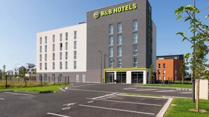 Un hotel B&B con diseño moderno, que destaca con un llamativo logo de B&B en la fachada.
