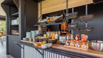 Bữa sáng buffet hàng ngày với phụ phí nhỏ