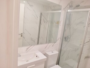 Douche, sèche-cheveux, serviettes fournies