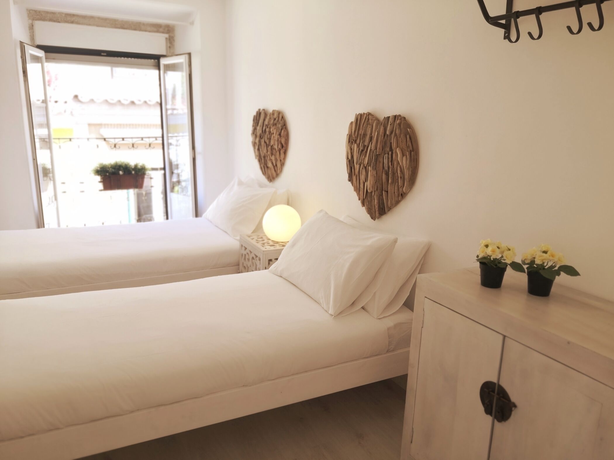 2 bedrooms, iron/ironing board, internet, bed sheets