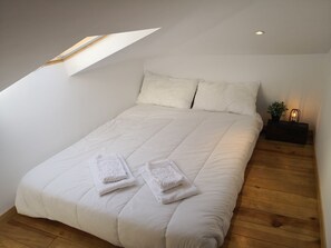 2 bedrooms, iron/ironing board, Internet, bed sheets