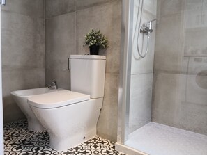Douche, sĂšche-cheveux, serviettes fournies