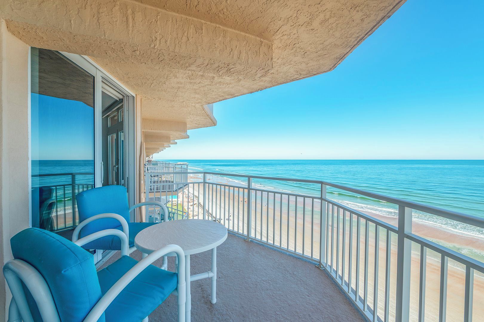 Een balkon met uitzicht op het strand en de oceaan.