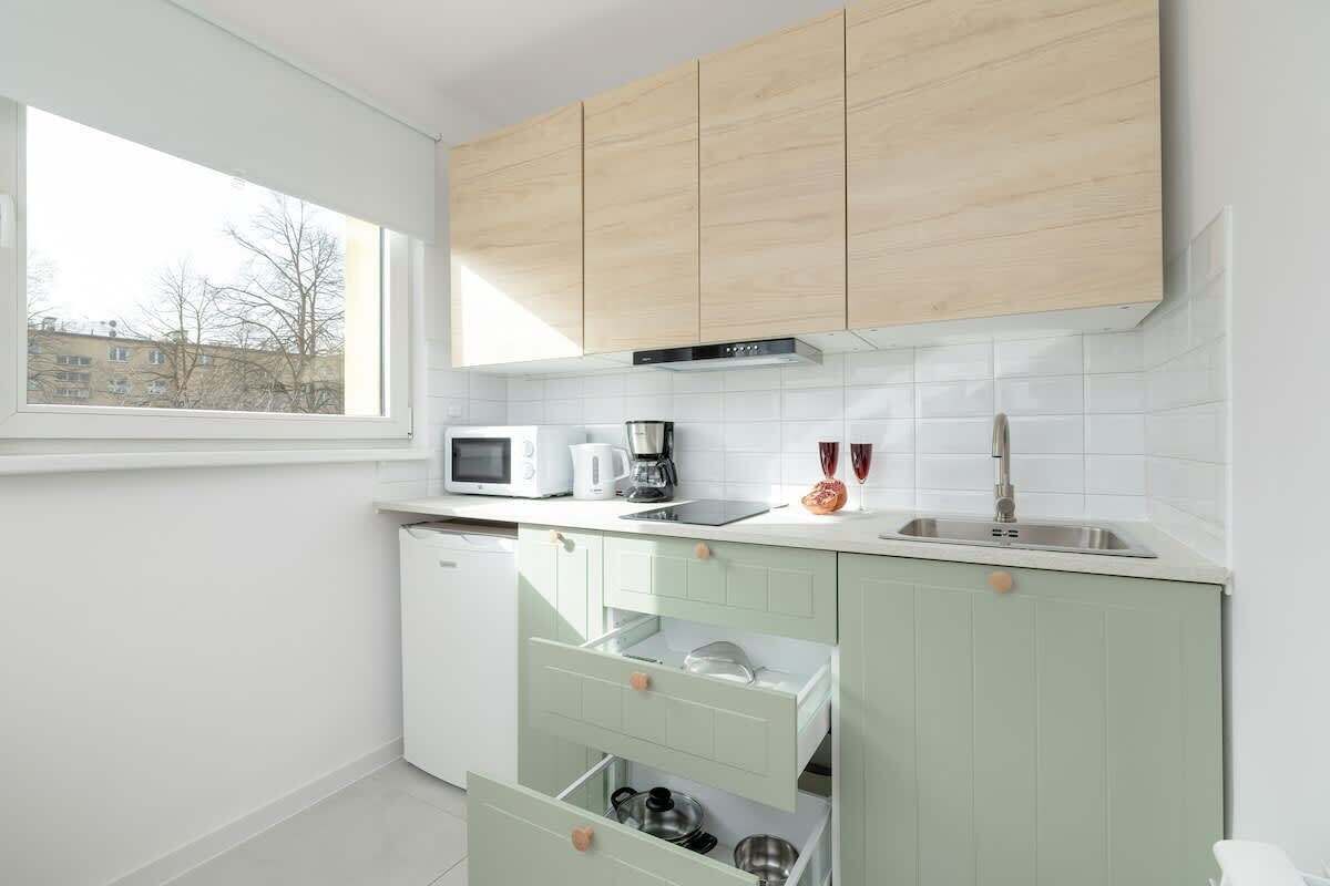 Refrigerador, microondas, parrilla de estufa y cafetera y tetera 