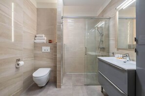 Shower, shampoo