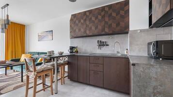 Réfrigérateur, micro-ondes, plaque de cuisson, lave-vaisselle