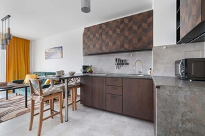 Fridge, microwave, stovetop, dishwasher