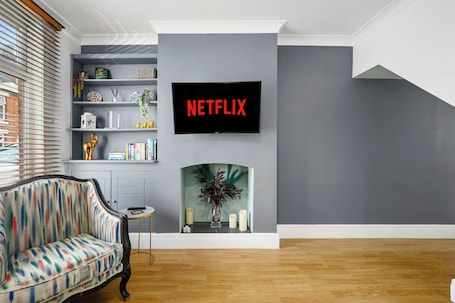 Smart TV, books. 🖤 Dog Friendly - 3 bedroom EXCLUSIVE Victorian terraced house