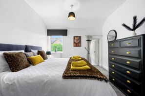 3 quartos, ferros/tábuas de passar roupa, berço de viagem